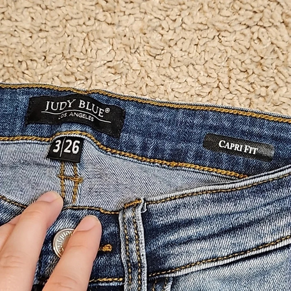 Judy Blue Capris Fit Distressed Jeans - Picture 2 of 2